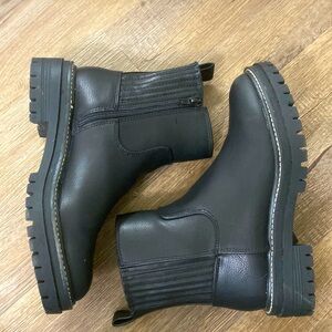 Black lug sole Chelsea boots 7